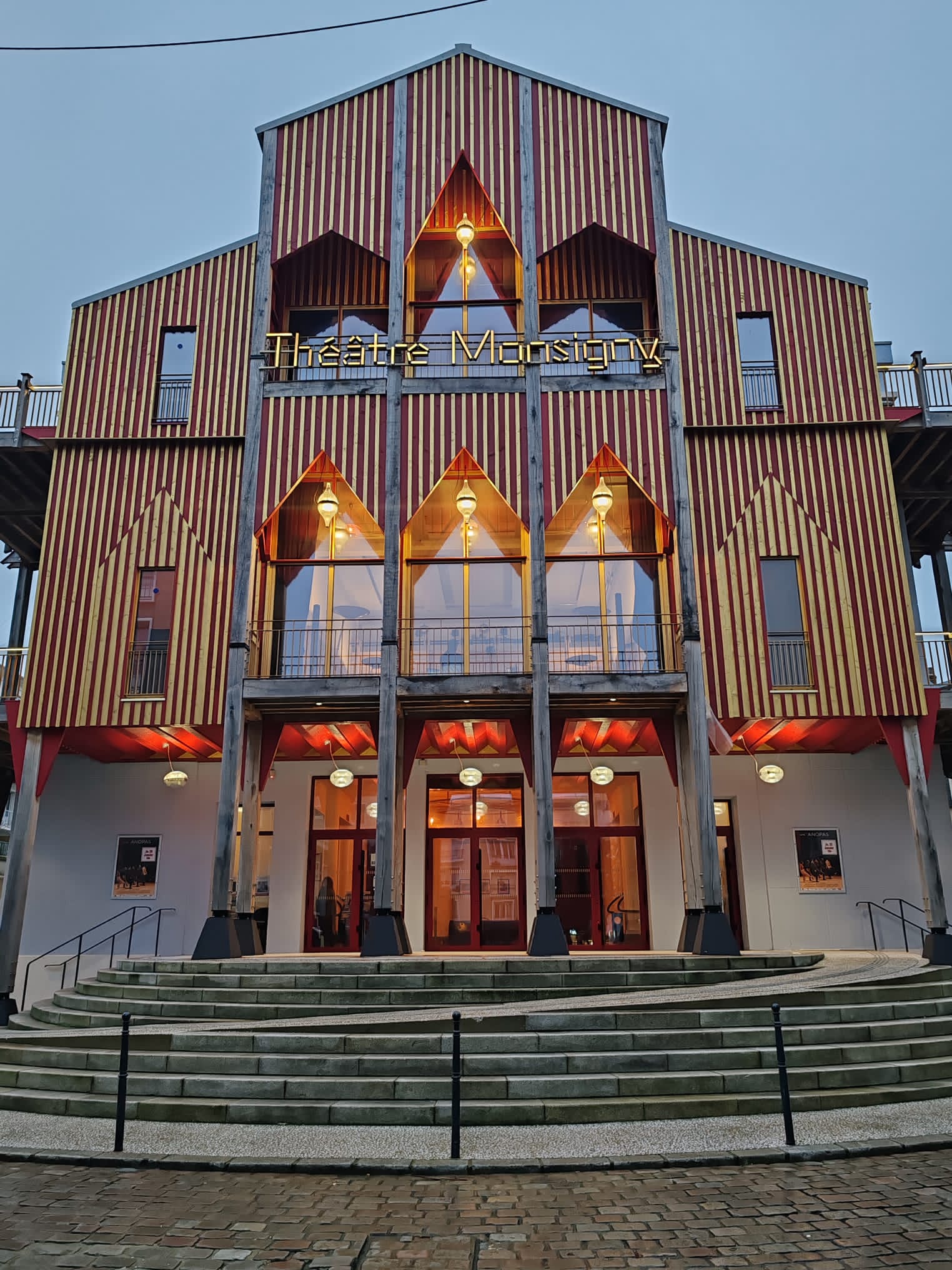 Enseigne lumineuse du Théâtre Monsigny à Boulogne-sur-Mer, fabriquée et posée par Corbec Noveclair